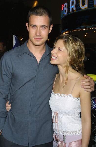 Sarah Michelle Gellar et Freddie Prinze Jr se rencontrent sur le tournage du film "Souviens-toi...l'été dernier" en 1997 mais ils n'entament une relation amoureuse qu'en 2000...