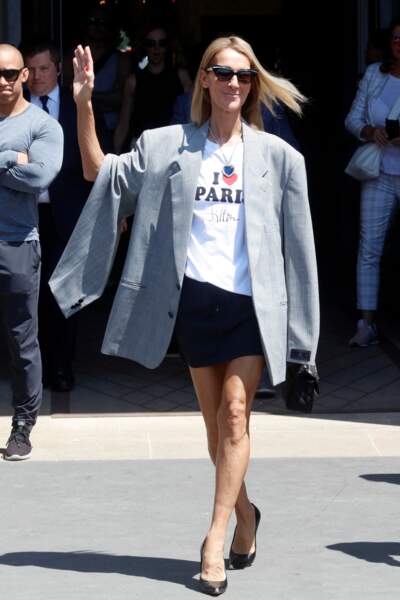 Céline Dion en jupe courte et tee-shirt avec la mention "I love Paris.....Hilton" surmontée d'une large veste grise