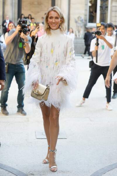Céline Dion en robe courte à plumes