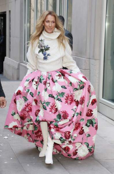 Céline Dion dans un ensemble pull écru et jupe bouffante fleurie