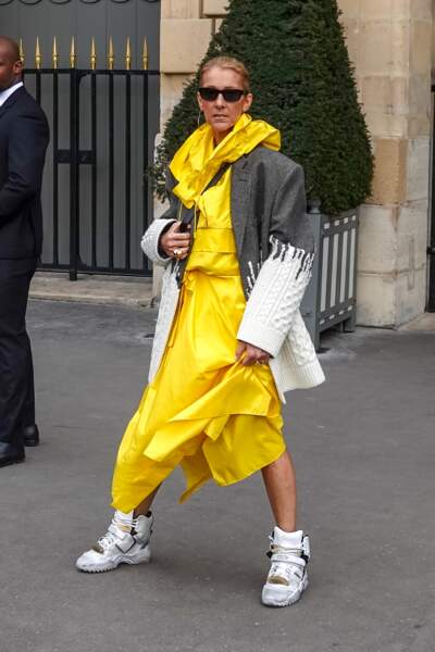 Céline Dion en robe jaune fluo et veste bicolore
