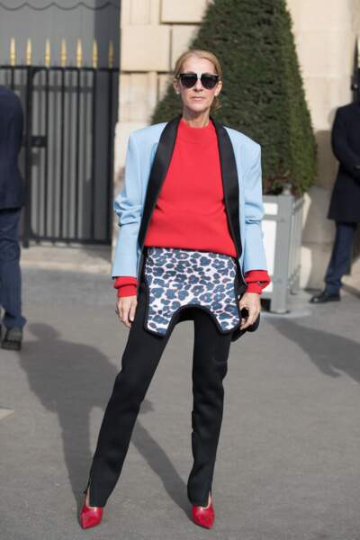  Céline Dion en veste pantalon avec une touche de léopard