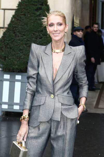 Céline Dion en tailleur pantalon gris