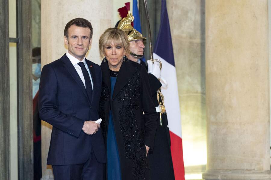 ... Brigitte Macron est née le 13 avril 1953 (24 ans d'écart).