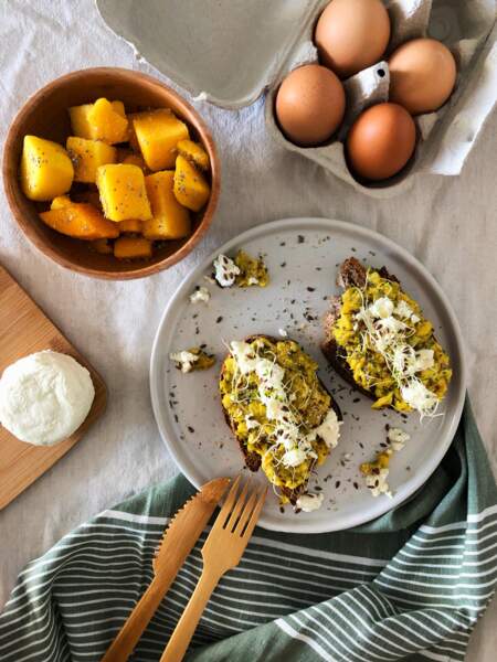 Eggs toasts herbes et fromage frais