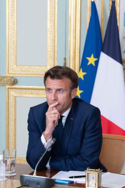 Emmanuel Macron, participe à une visioconférence consacrée à la guerre en Ukraine avec plusieurs dirigeants du monde, au palais de l'Elysée à Paris, le 19 avril 2022.