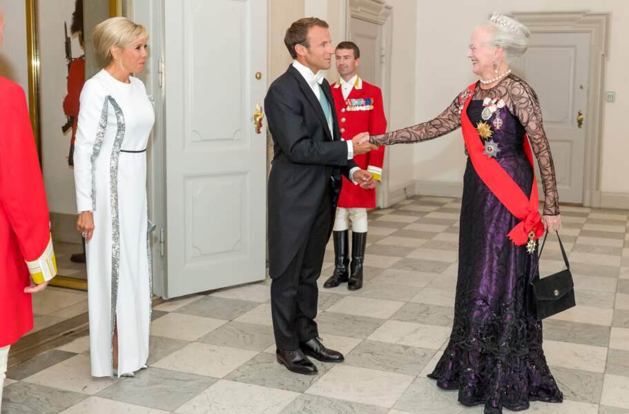 Le président de la République française Emmanuel Macron, et son épouse Brigitte, reçus par la reine Margrethe II de Danemark à l'occasion du dîner d'État donné au château de Christiansborg, en l'honneur de la visite du président de la République française, le 29 août 2018.
