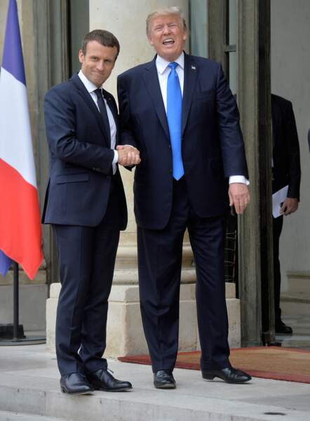 Le président des Etats-Unis Donald Trump et le président Emmanuel Macron arrivent ensemble au palais de l'Elysée, à Paris, pour un entretien en tête-à-tête, le 13 juillet 2017.