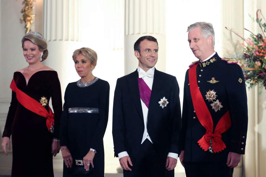 Le président de la République française Emmanuel Macron, sa femme Brigitte Macron, le roi Philippe de Belgique et la reine Mathilde de Belgique, pendant le banquet d'État au château de Laeken, à Bruxelles, en Belgique, le 19 novembre 2018.