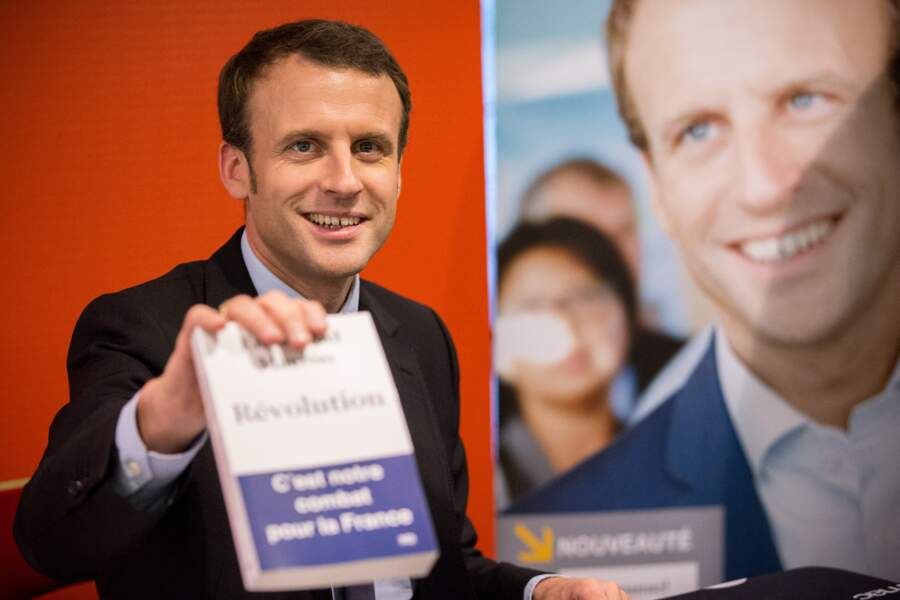 Le candidat à l'élection présidentielle Emmanuel Macron dédicace son nouveau livre ''Révolution'', à Paris, le 24 novembre 2016, le jour de la sortie du livre. 