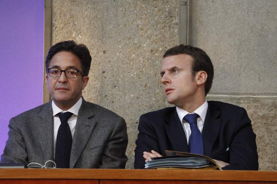 Les conseillers de François Hollande, Aquilino Morelle et Emmanuel Macron, assistent à une conférence sociale avec les syndicats et les employeurs au siège du conseil du CESE, à Paris, le 9 juillet 2012.