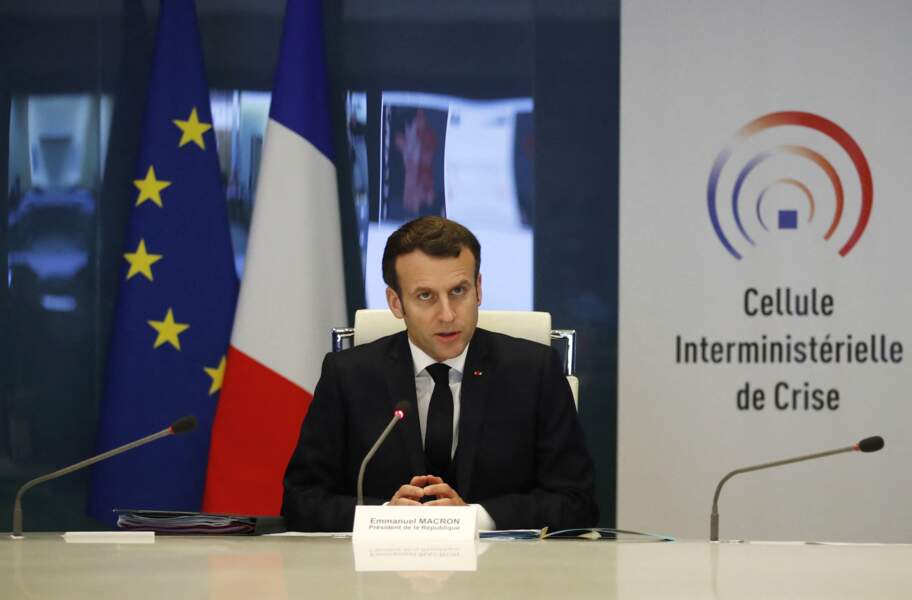 Le président Emmanuel Macron lors de la réunion d'une cellule de crise au ministère de l'Intérieur à cause de l'épidémie de COVID-19, le 20 mars 2020.