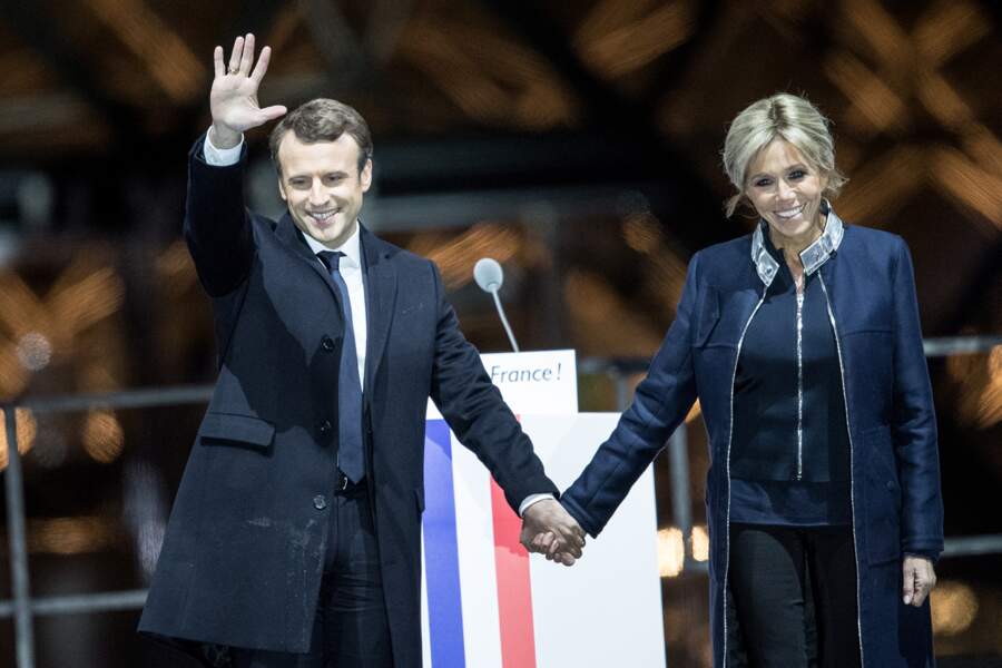 Emmanuel Macron, avec sa femme Brigitte, prononce son discours devant la pyramide au musée du Louvre à Paris, après sa victoire lors du second tour de l'élection présidentielle, le 7 mai 2017.