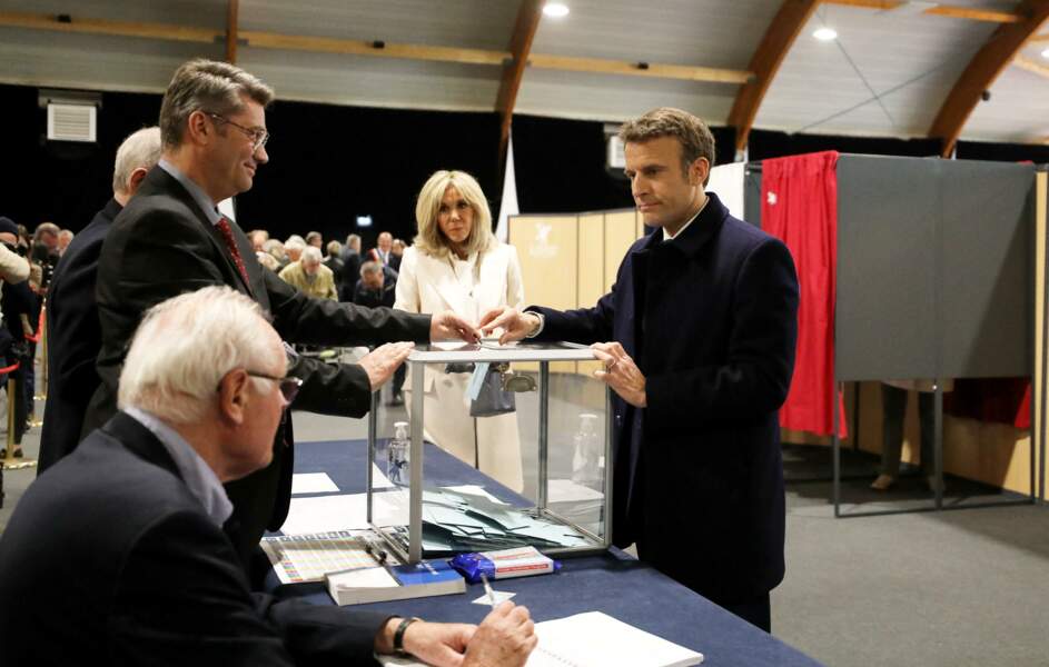 Le président Emmanuel Macron et sa femme Brigitte votent pour le premier tour de l'élection présidentielle, au Touquet, le 10 avril 2022.