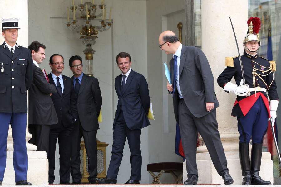Le président de la République, François Hollande, s'entretient avec le ministre de l'Économie et des Finances, Pierre Moscovici, et ses conseillers Aquilino Morelle, Philippe Leglise Costa et Emmanuel Macron, sur le perron de l'Élysée, à Paris, le 31 juillet 2012.