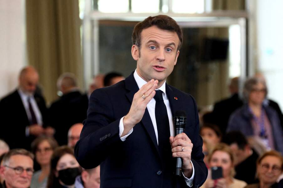 Emmanuel Macron, candidat de La République en marche (LREM) à sa succession à la présidentielle 2022, lors d'un débat avec les lecteurs de la presse quotidienne locale française, au Palais Beaumont, à Pau, le 18 mars 2022. 