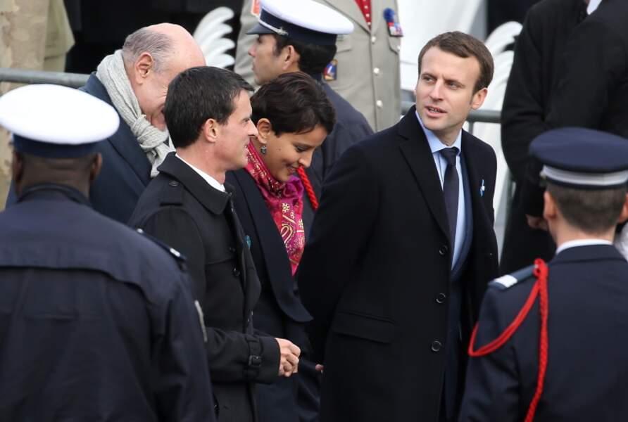 Manuel Valls, Najat Vallaud-Belkacem et Emmanuel Macron à la cérémonie de commémoration du 18 Novembre 1918, à l'Arc de Triomphe, en présence du Président de la République, François Hollande, le 19 novembre 2015.