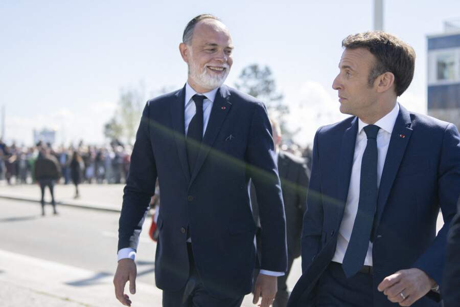 Emmanuel Macron est accueilli par le maire du Havre et ancien Premier ministre, Edouard Philippe, à son arrivée pour une visite de campagne de l'entre-deux tours de l'élection présidentielle française, au Havre, le 14 avril 2022.