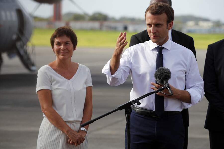 Le président Emmanuel Macron en conférence de presse sur le tarmac de  l'aéroport de Pointe-à-Pitre, avant de repartir en  hélicoptère pour les îles Saint-Martin et Saint-Barthélemy, le 12 septembre 2017.