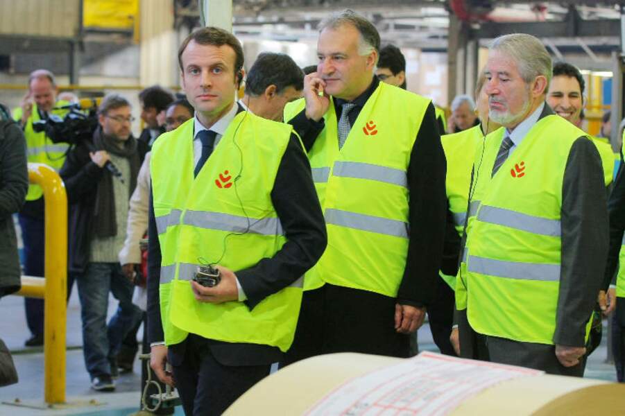 Emmanuel Macron, ministre de l'Économie, lors de la visite du site de l'usine Gascogne Paper, à Mimizan, le 15 décembre 2014. 