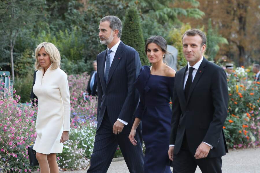 Brigitte Macron, le président Emmanuel Macron, le roi Felipe VI d'Espagne, la reine Letizia lors de la visite de l'exposition Miro au Grand Palais, à Paris, le 5 octobre 2018.