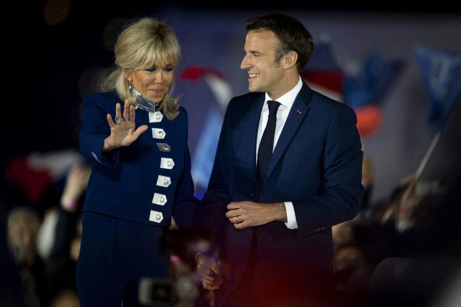 Les images fortes de la réélection d'Emmanuel Macron avec ses proches