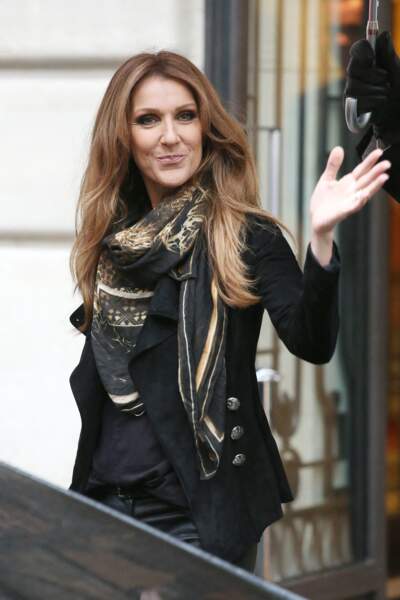 Céline Dion : 12 novembre 2013 sort de son hôtel parisien.
