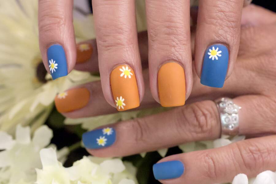 Des fleurs en bleu et orange