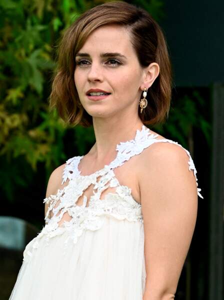 Le carré court coiffé sur le côté d'Emma Watson 