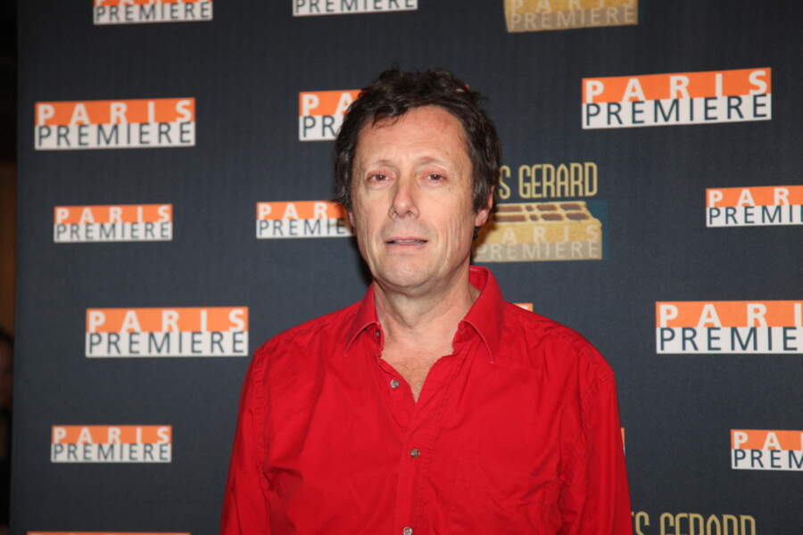 Antoine de Maximy jamais sans sa célèbre chemise rouge : son évolution