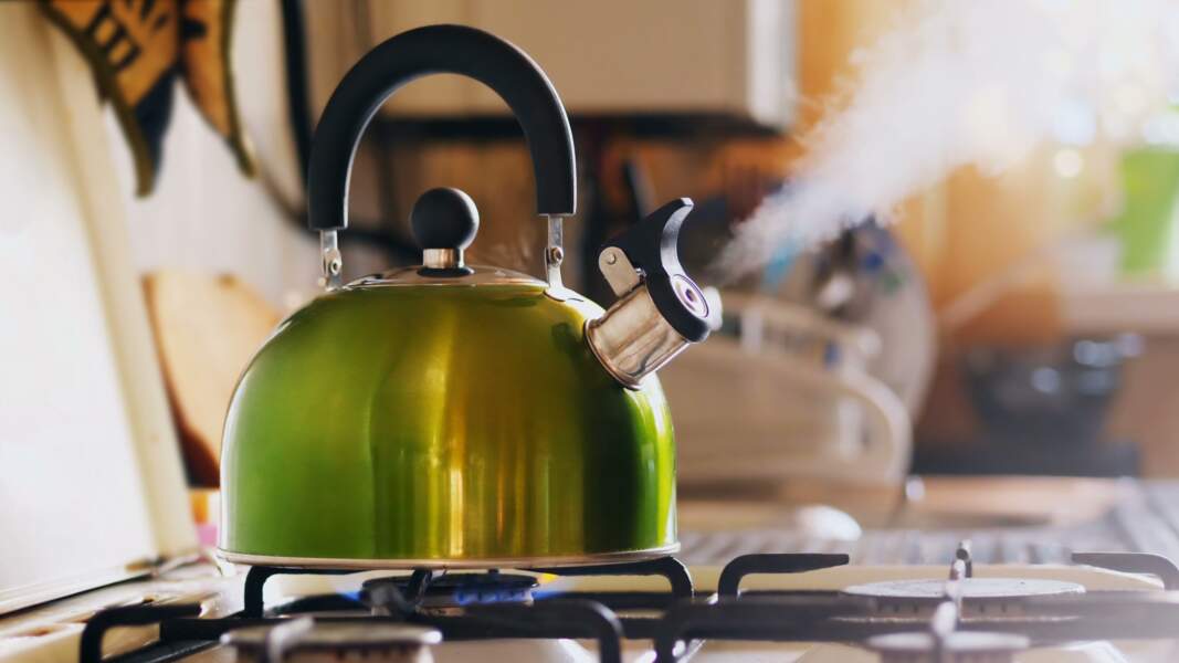 Bouilloire, casserole ou micro-ondes : quel est le plus économique pour chauffer l’eau ?