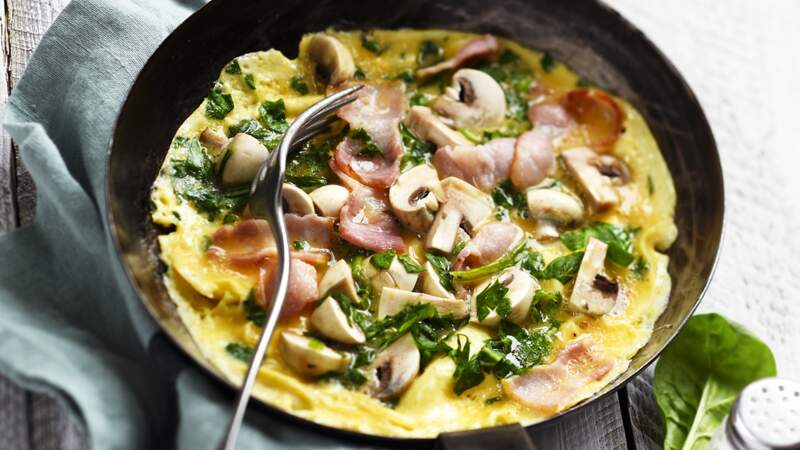 Omelette aux champignons de Paris, poitrine de porc et épinards