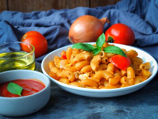 Pâtes aux oignons, tomates et romarin : la recette simple mais efficace de Julie Andrieu