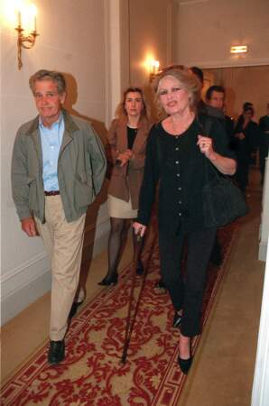 Lors d'une conférence de presse, à l'hôtel Plaza Athénée, à Paris, le 13 juin 2002.