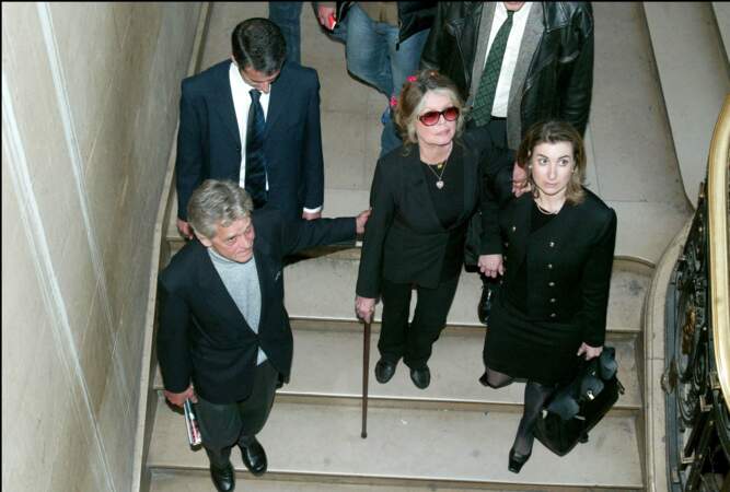 Brigitte Bardot, accompagnée par Bernard d'Ormale, comparaît à la 17e Chambre du Tribunal de Paris pour écrits racistes et antisémites dans son livre "Un cri dans le silence", le 6 mai 2004.