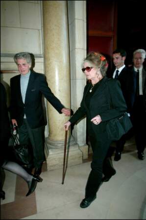Brigitte Bardot, accompagnée par Bernard d'Ormale, comparaît à la 17e Chambre du Tribunal de Paris pour écrits racistes et antisémites dans son livre "Un cri dans le silence", le 6 mai 2004.