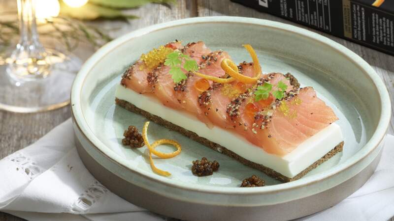 Tartine de cœur de saumon fumé, baies de Sichuan et zestes d'orange Mowi