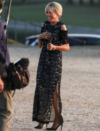 Les plus beaux looks de stars : Brigitte Macron en robe dentelle fendue