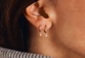 Boucles d’oreilles pendantes tendance : discrète