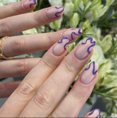 Un nail art violet