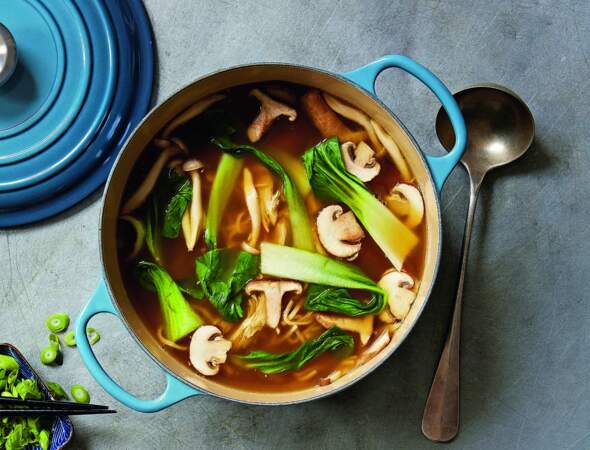 Soupe aux nouilles chinoises, poulet et pak choï