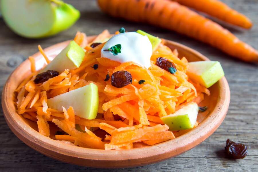 Salades de carottes et de céleri aux fruits secs (190 Kcal par personne)