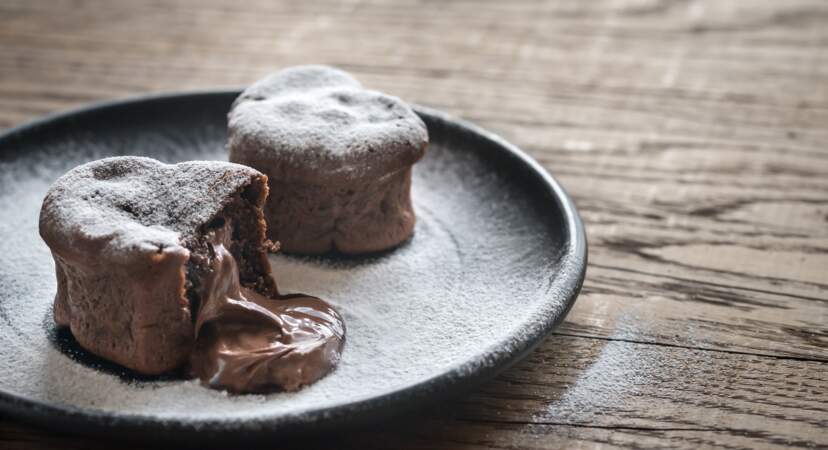Fondant mi-cuit au chocolat et caramel beurre salé : la recette de Cyril Lignac à tomber !