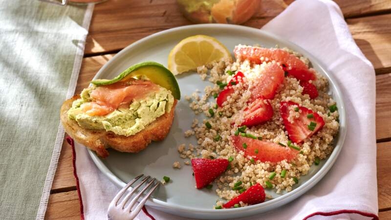 Terrine avocat-saumon et salade de quinoa au pomelo et fraises