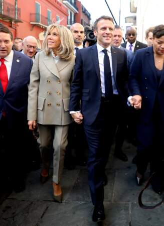 Brigitte Macron en tailleur à boutons dorés