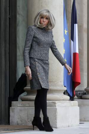 Brigitte Macron en tailleur gris chiné à boutons dorés