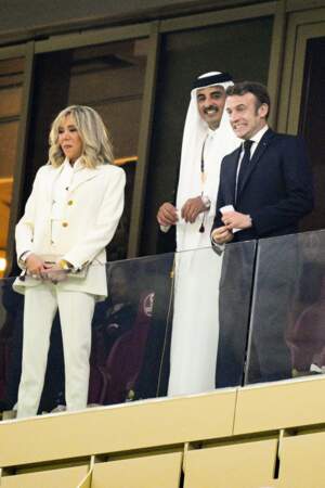 Brigitte Macron en tailleur blanc à boutons dorés 