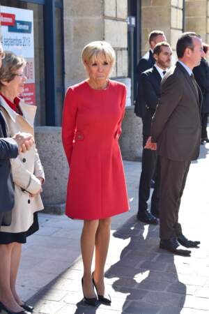 Brigitte Macron en robe rouge à boutons dorés : 