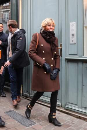 Brigitte Macron en long manteau marron à boutons dorés et bottines 