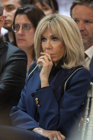 Brigitte Macron en robe bleue à manches longues et boutons dorés 